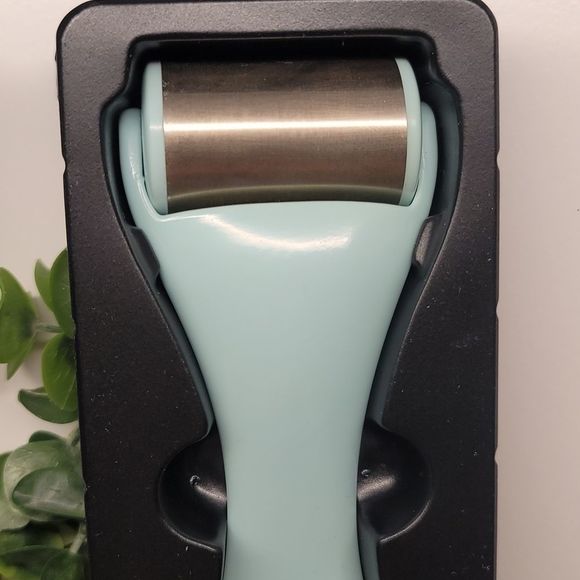 Chloe Emerald Professional Ice Roller - Picture 2 of 5